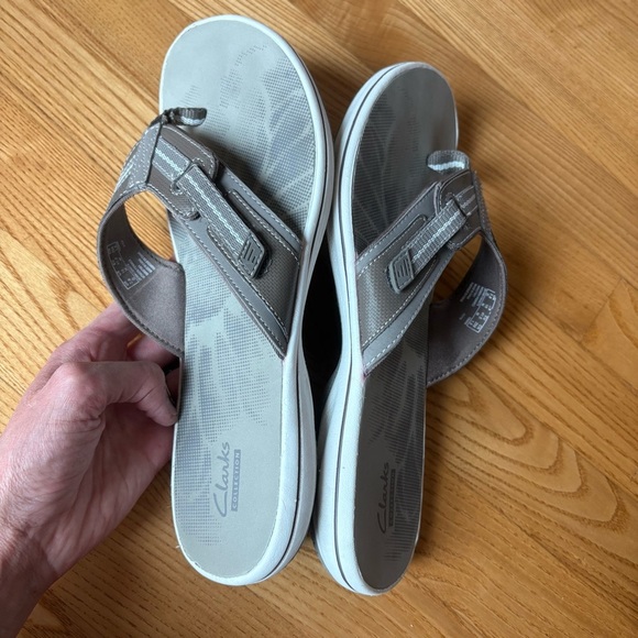 Clarks Collection Beige Taupe Sandals Breeze Sea Slip On Thong Womens Size 10 M - Picture 2 of 10